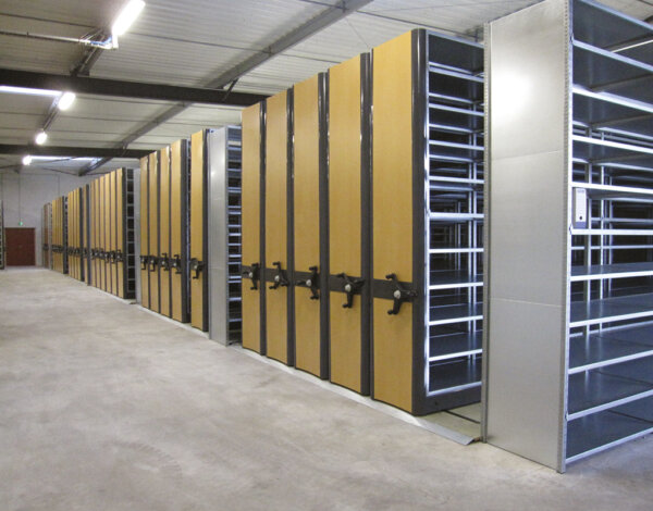 Système de rayonnages mobiles pour archives, permettant d'optimiser l'espace de stockage.