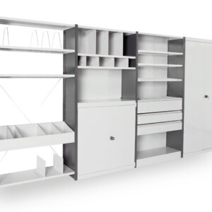 Ensemble de rayonnages modulables en métal, composé d'étagères, de séparateurs, de tiroirs et de portes, pour un rangement organisé.