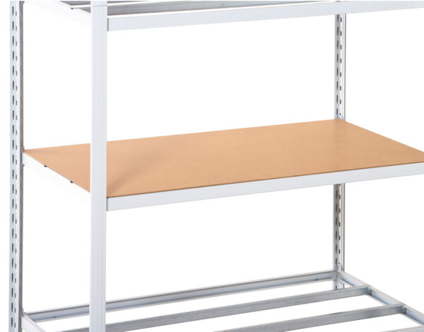 Rayonnage métallique avec plusieurs étagères personnalisables.