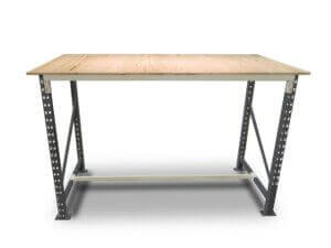 Une table de travail industrielle robuste avec un plateau en bois clair et une structure métallique noire perforée, conçu pour des ajustements personnalisés et une utilisation polyvalente.