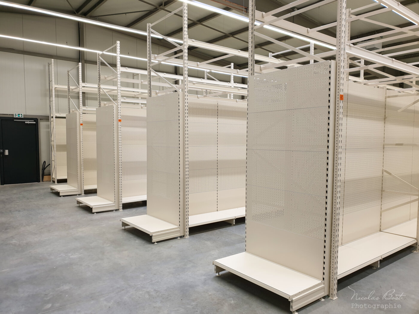 Agencement d'un magasin avec des racks gondoles pour la vente de produits de tout type. Les racks gondoles sont blancs crème RAL 9001, une couleur modifiable selon votre souhait.