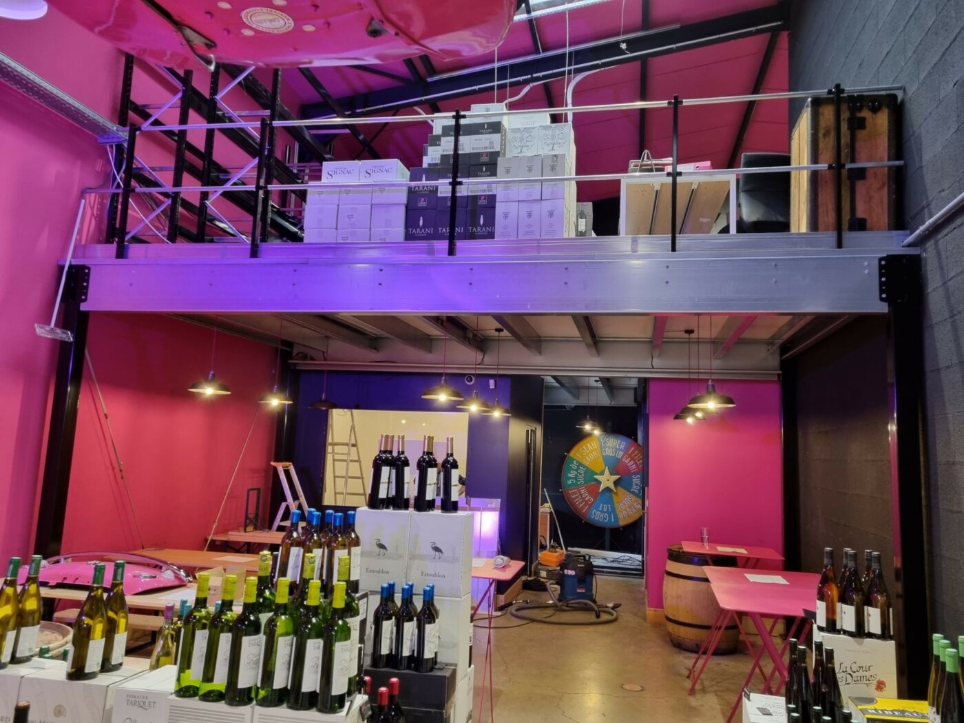 Mezzanine industrielle sur-mesure, installation professionnelle, gain de place, stockage optimisé, entreprise, industrie, commerce.