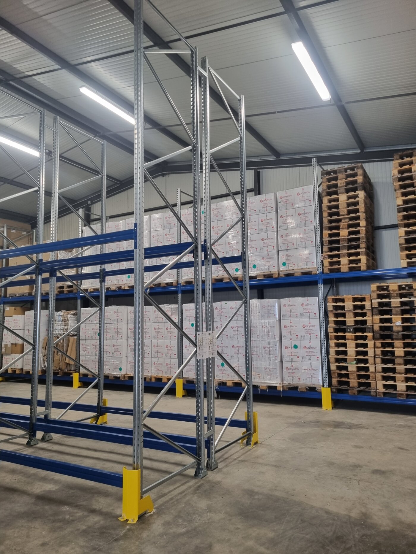 Rack à palettes en métal avec structure grise et barres transversales rouges, conçu pour le stockage industriel.