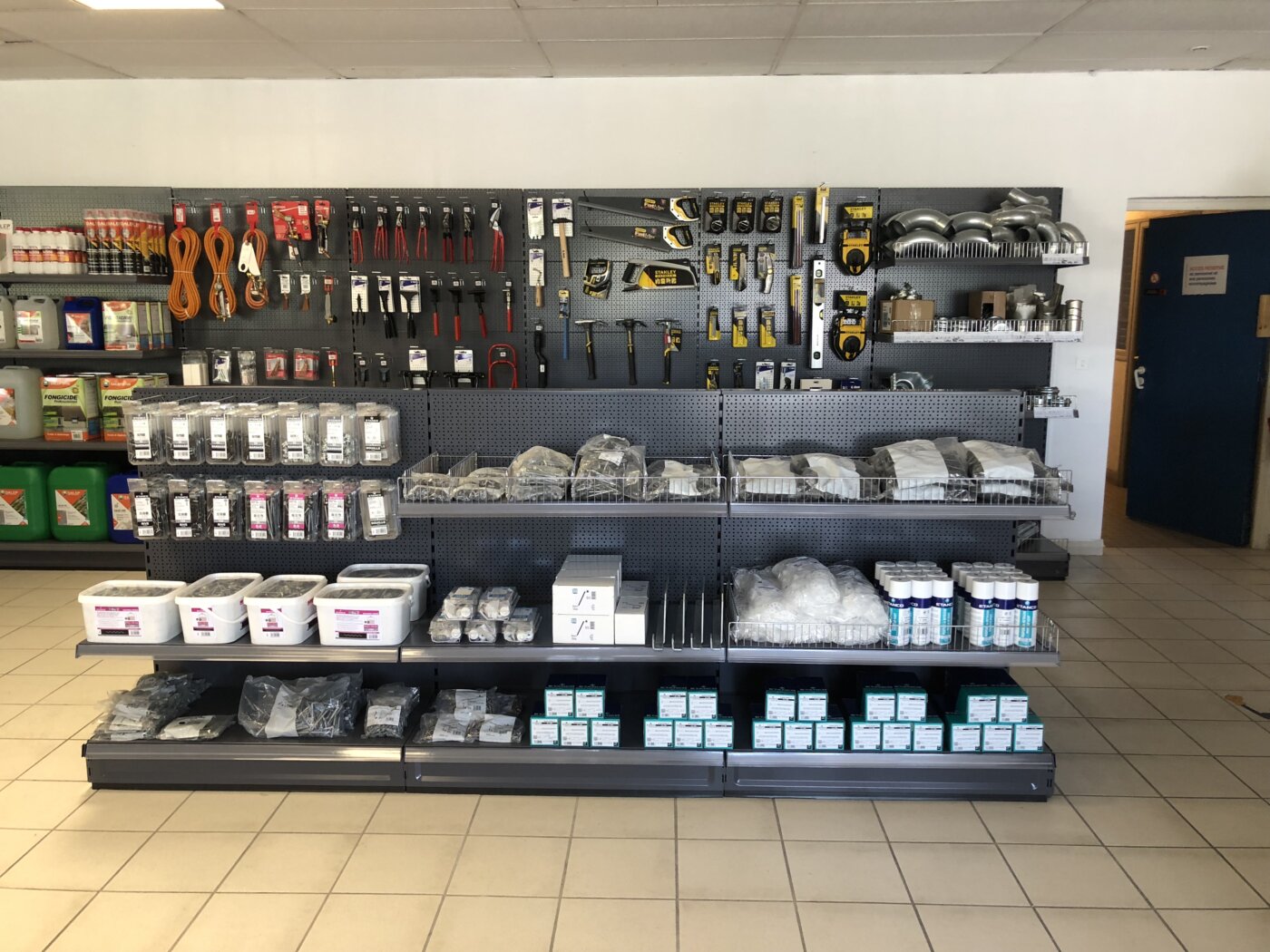 Gondole commerciale autoportante destinée à l'agencement de magasins.